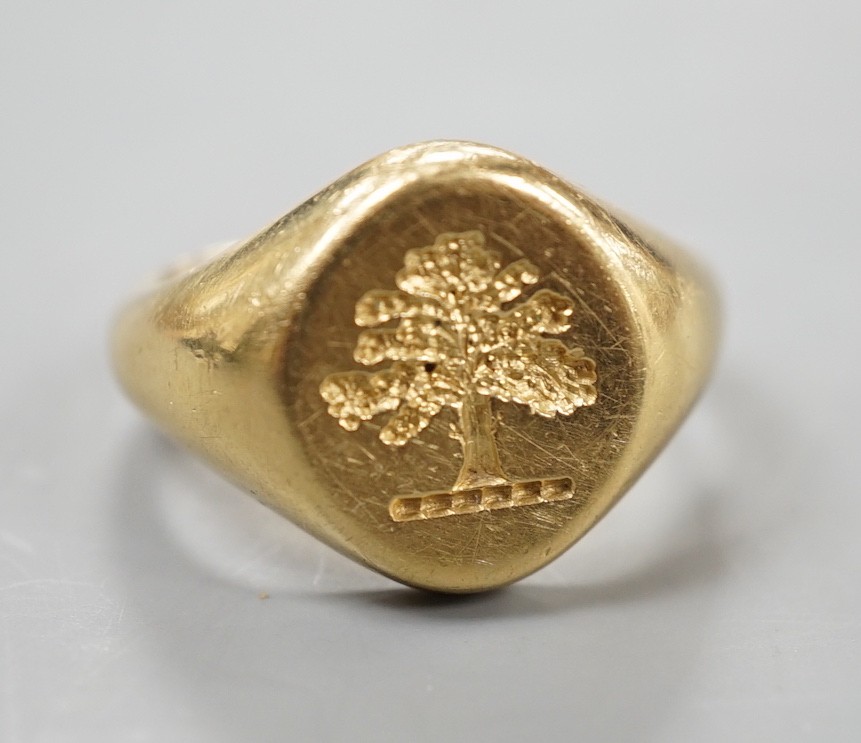 A modern 18ct gold intaglio signet ring, carved with an oak tree, size P, 16.3 grams.